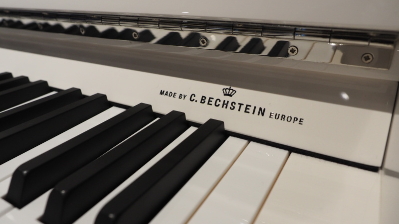 Пианино W. Hoffmann Vision V 112 белое, полированное, отделка хром