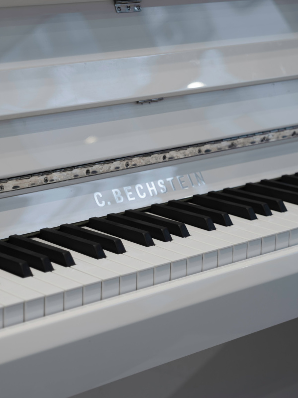 Пианино C. Bechstein Millenium 116 (BU)  белое, полированное, отделка хром, цифровая система Vario