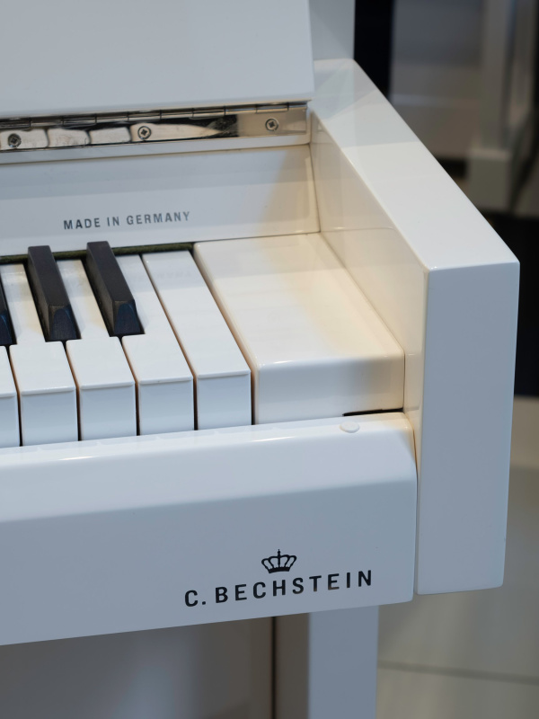 Пианино C. Bechstein Millenium 116 (BU)  белое, полированное, отделка хром, цифровая система Vario