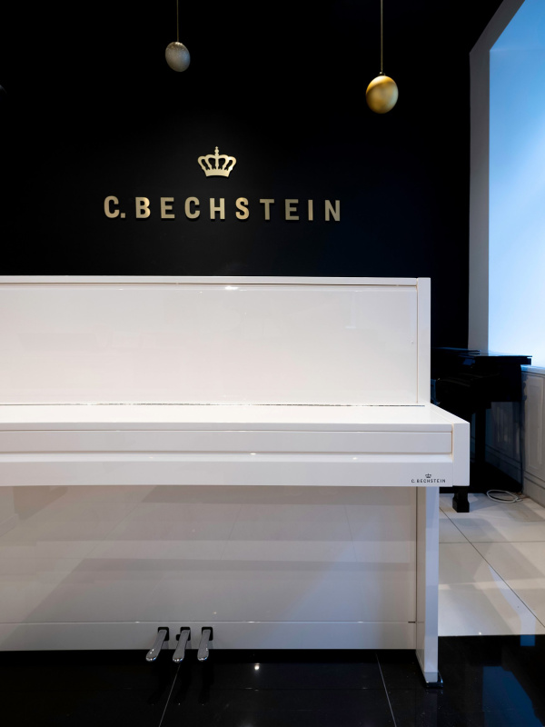 Пианино C. Bechstein Millenium 116 (BU)  белое, полированное, отделка хром, цифровая система Vario
